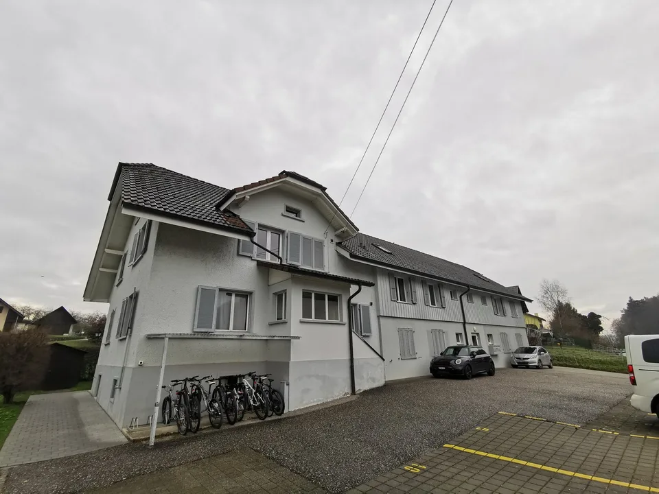 Helle 4-Zimmer-Wohnung mit Balkon und schöner Aussicht in Kirchleerau