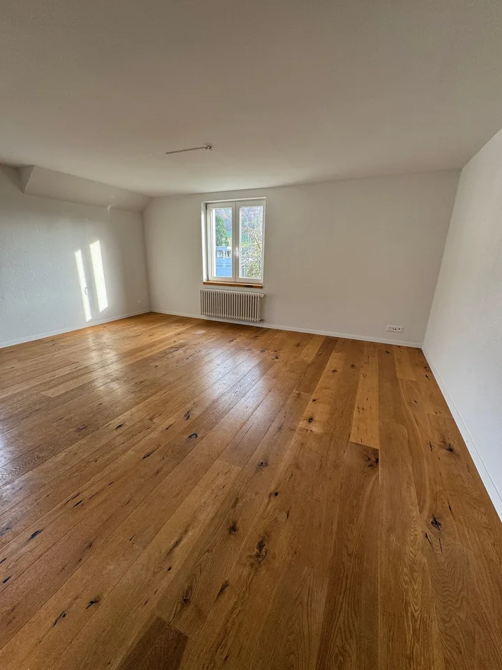 Helle 4-Zimmer-Wohnung mit Balkon und schöner Aussicht in Kirchleerau