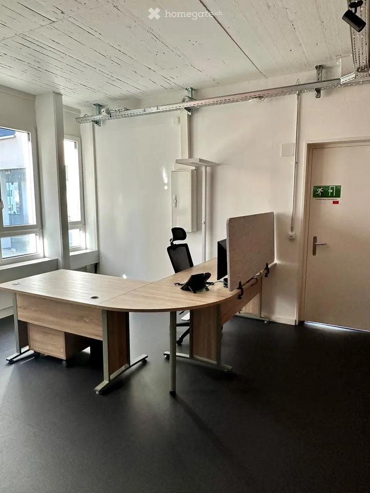 Spazio commerciale/ufficio direttamente alla stazione dei treni di Dietikon - 3 mesi GRATIS!