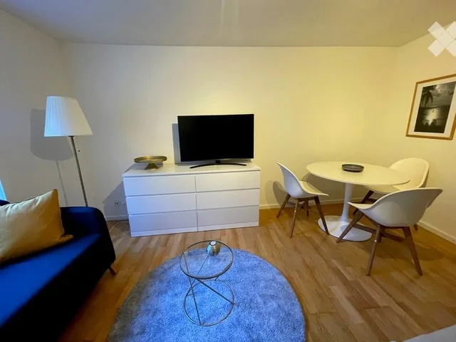 Gemütliche 1 Z. Wohnung zum Hinterhof / Cozy 1 room apartment facing back yard