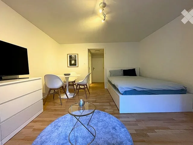 Gemütliche 1 Z. Wohnung zum Hinterhof / Cozy 1 room apartment facing back yard