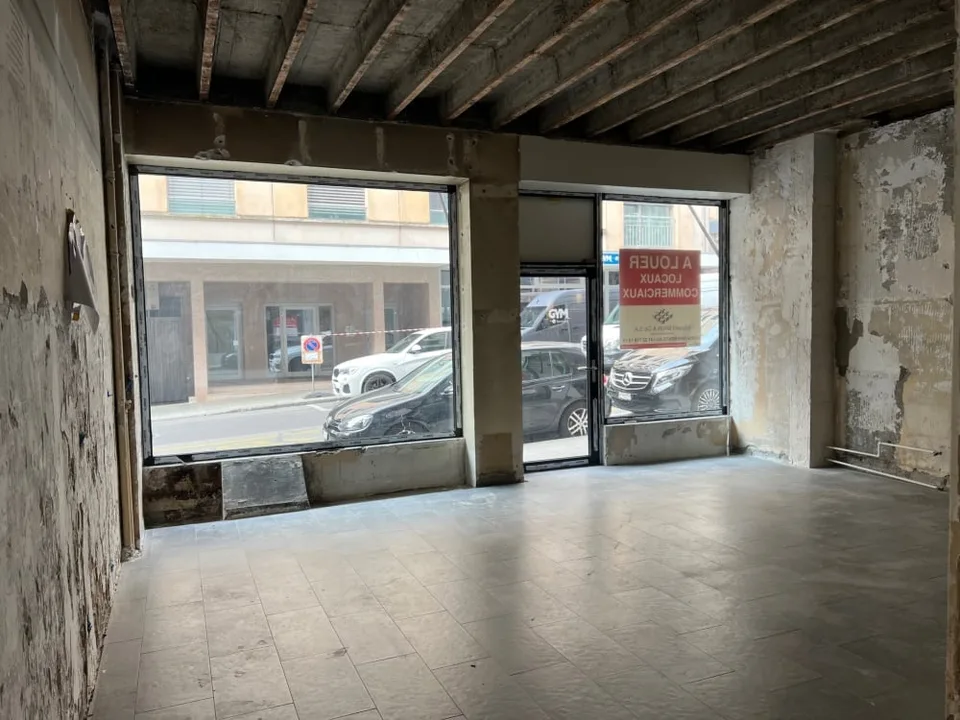 Arcade brute de 64.80m2.