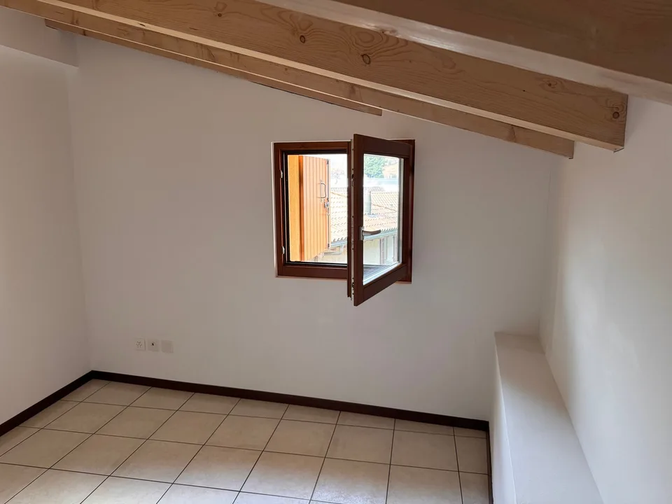 Sigirino – 4,5 Lokale auf zwei Ebenen mit Balkon – Foto 7 von 8