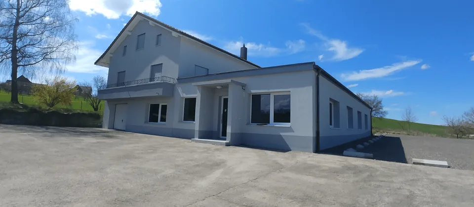 Edificio residenziale ristrutturato con ristorante e 2 appartamenti