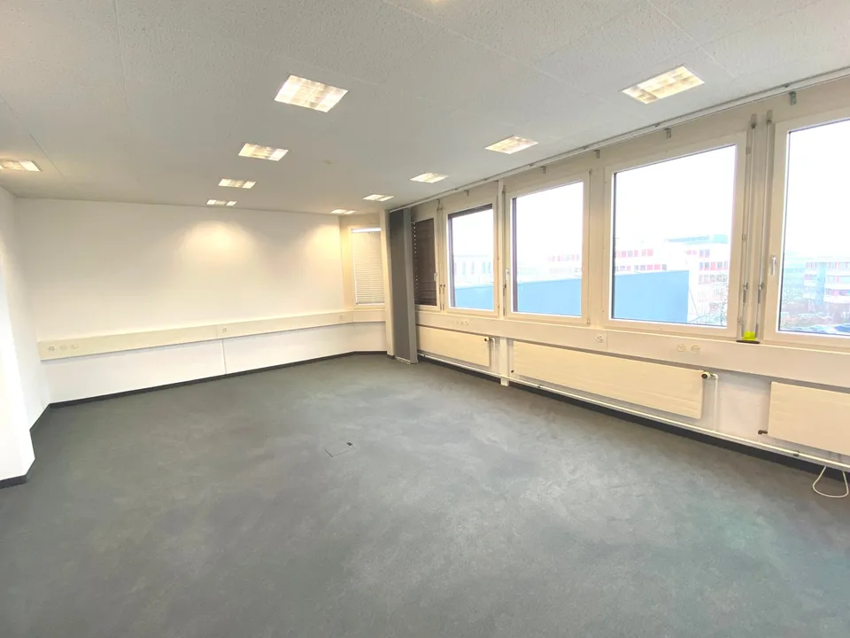Spazi moderni per uffici e magazzini a Glattbrugg - di fronte alla stazione di Glattbrugg
