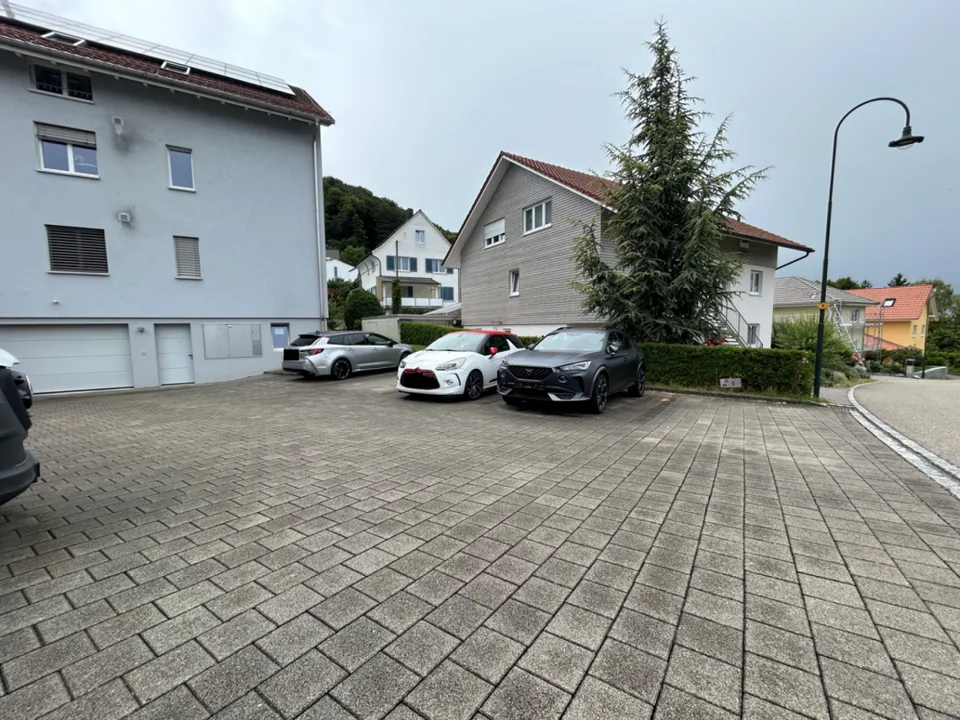AUSSENPARKPLÄTZE ZU VERMIETEN