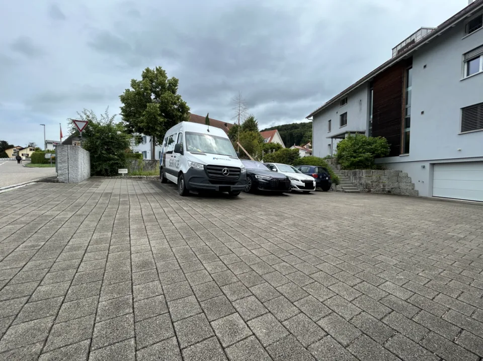 AUSSENPARKPLÄTZE ZU VERMIETEN