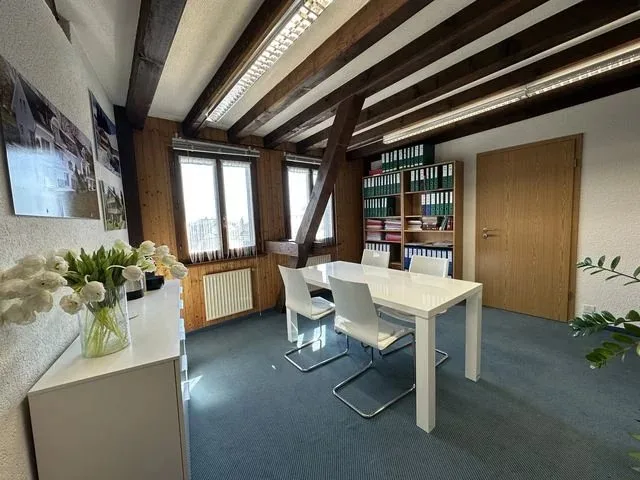 Bureau au 1er étage, idéalement pour y installer un bureau