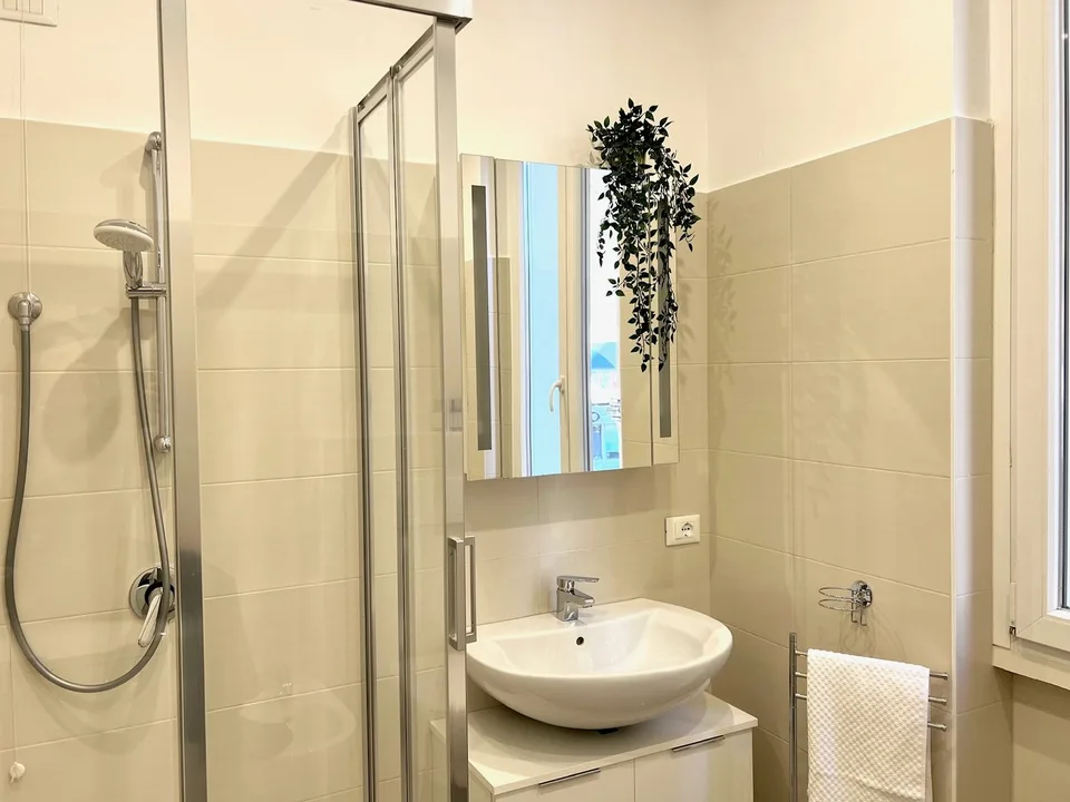Location à long terme ! Appartement 3 pièces rénové au centre de Laveno, à seulement 2 pas du lac – photo 10 sur 13