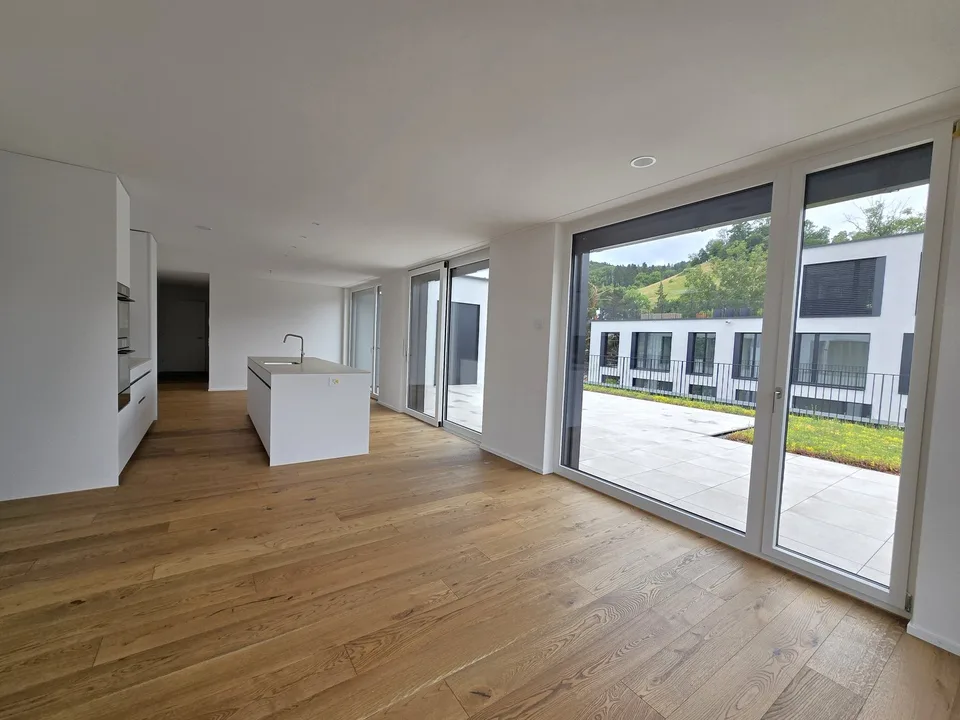«Erstbezug» Moderne 3.5 Zimmer Attikawohnung mit grosser Dachterrasse, nur 20 Minuten von Zürich