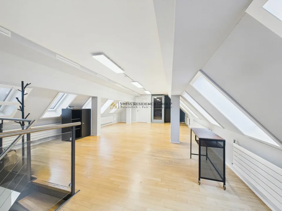 Bureau central sur deux étages - équipé de manière moderne avec vue sur les toits de la ville