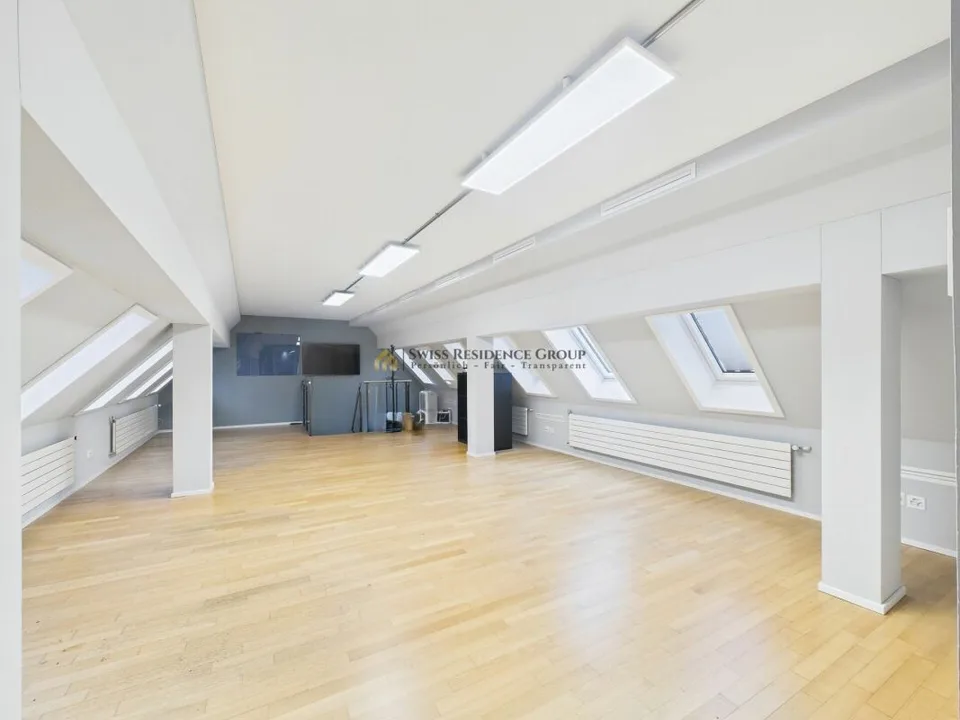 Bureau central sur deux étages - équipé de manière moderne avec vue sur les toits de la ville