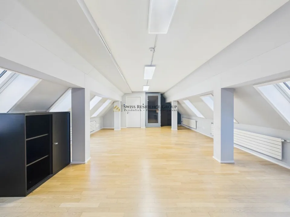 Bureau central sur deux étages - équipé de manière moderne avec vue sur les toits de la ville