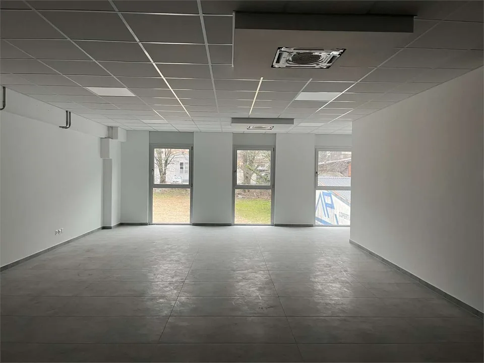 LUGANO BARBENGO: BUREAU MODERNE AVEC EMPLACEMENTS DE STATIONNEMENT