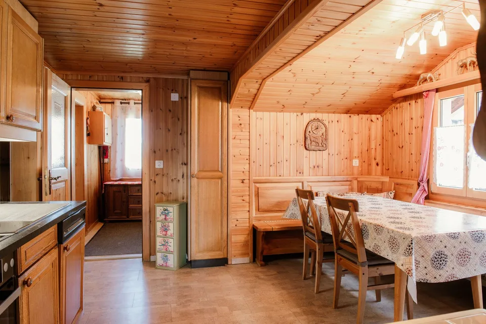 Appartamento mansardato soleggiato in un chalet, direttamente alla funivia