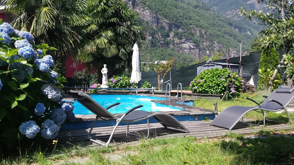 Große Villa mit 9 Zimmern, Swimmingpool und großem Garten