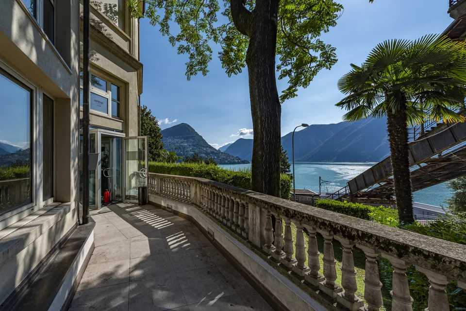 Ufficio in centro con vista lago e garage con 7 posti auto