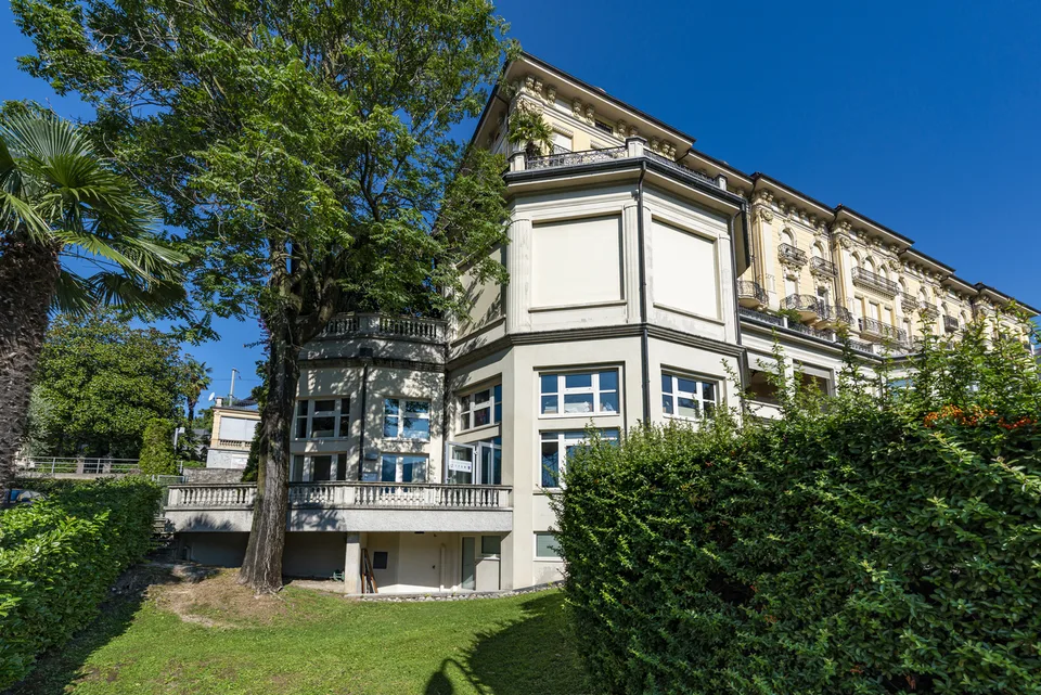 Ufficio in centro con vista lago e garage con 7 posti auto