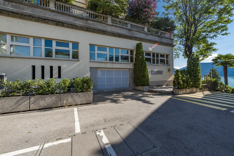 Ufficio in centro con vista lago e garage con 7 posti auto
