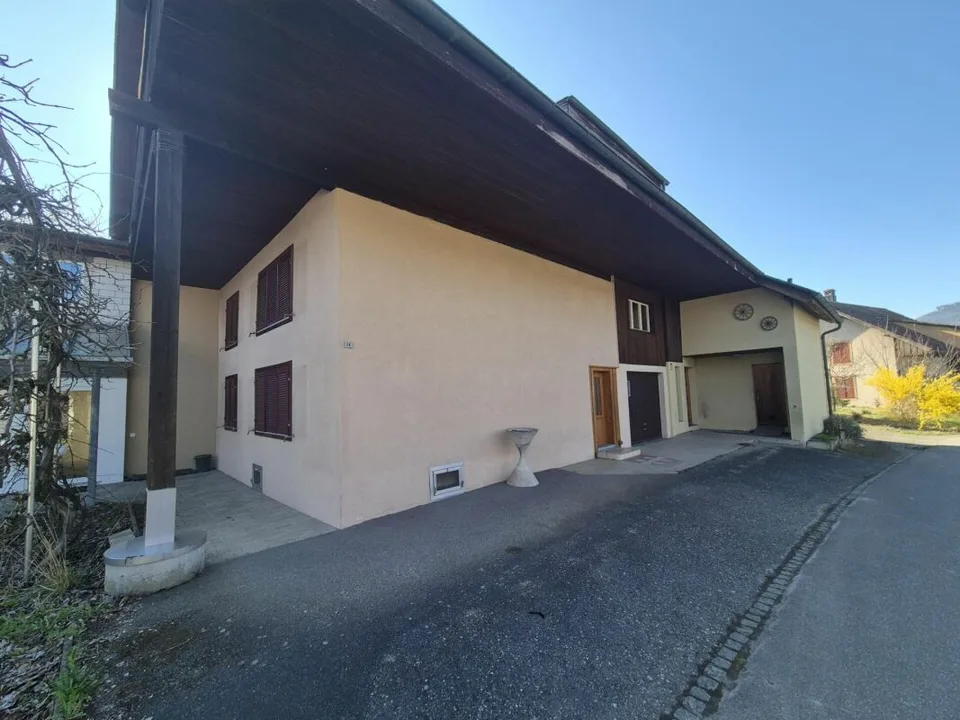 Casa multifamiliare con attività commerciale su riserva di terreno edificabile (1981 m2)