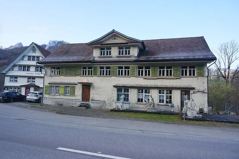 Insieme con locanda, 2 appartamenti & fienile a Nesslau - in vendita