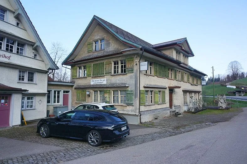 Insieme con locanda, 2 appartamenti & fienile a Nesslau - in vendita