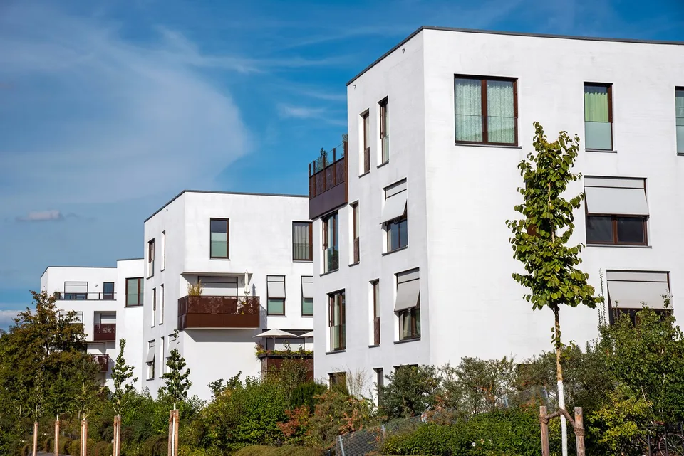 3.9 % Rendite-Perle: Zentrales Neubau-Ensemble im Dorfkern