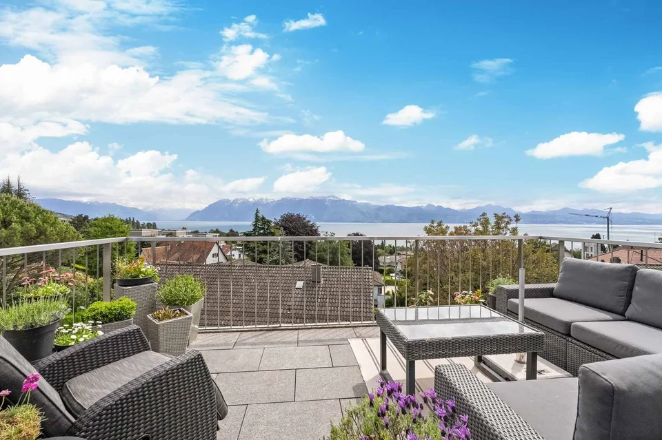 Attique d'exception avec vue panoramique sur le lac Léman