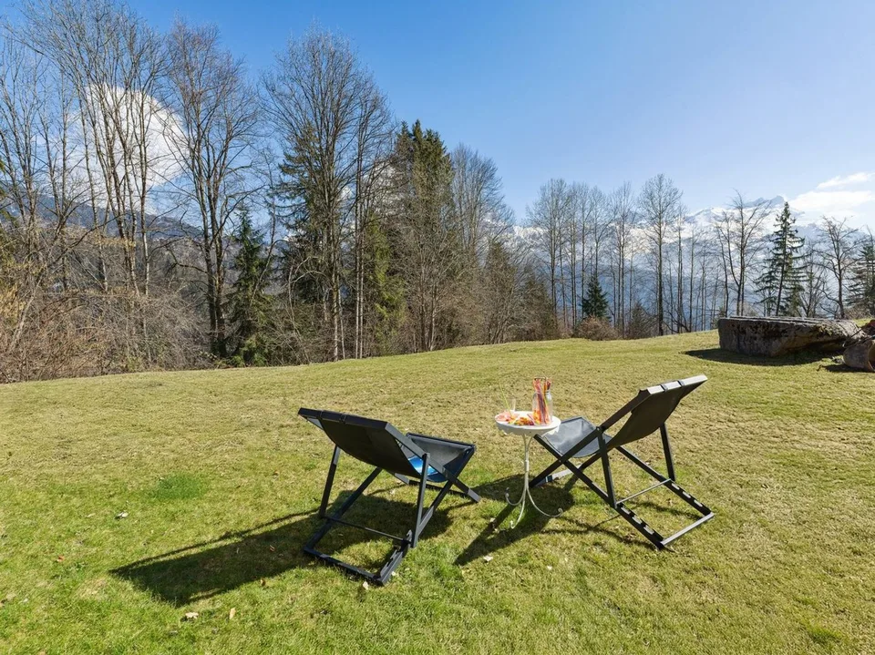 Bello chalet di 4,5 locali con camino, giardino privato, vista e 2 parcheggi