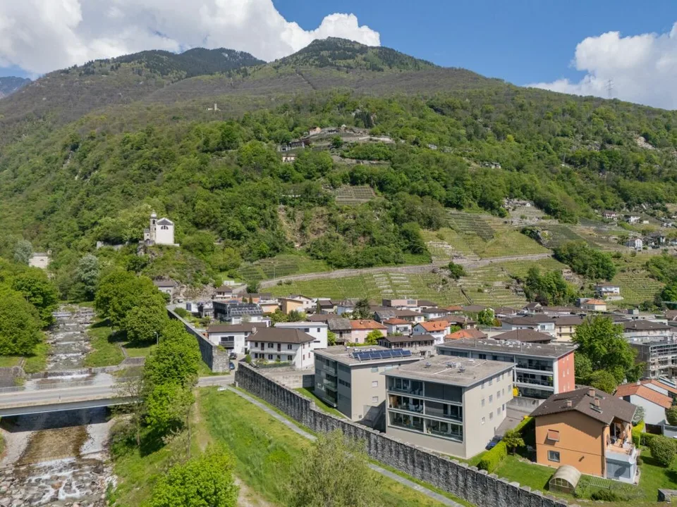 Vendiamo a Monte Carasso bel 4.5 locali attorniato dalla murata