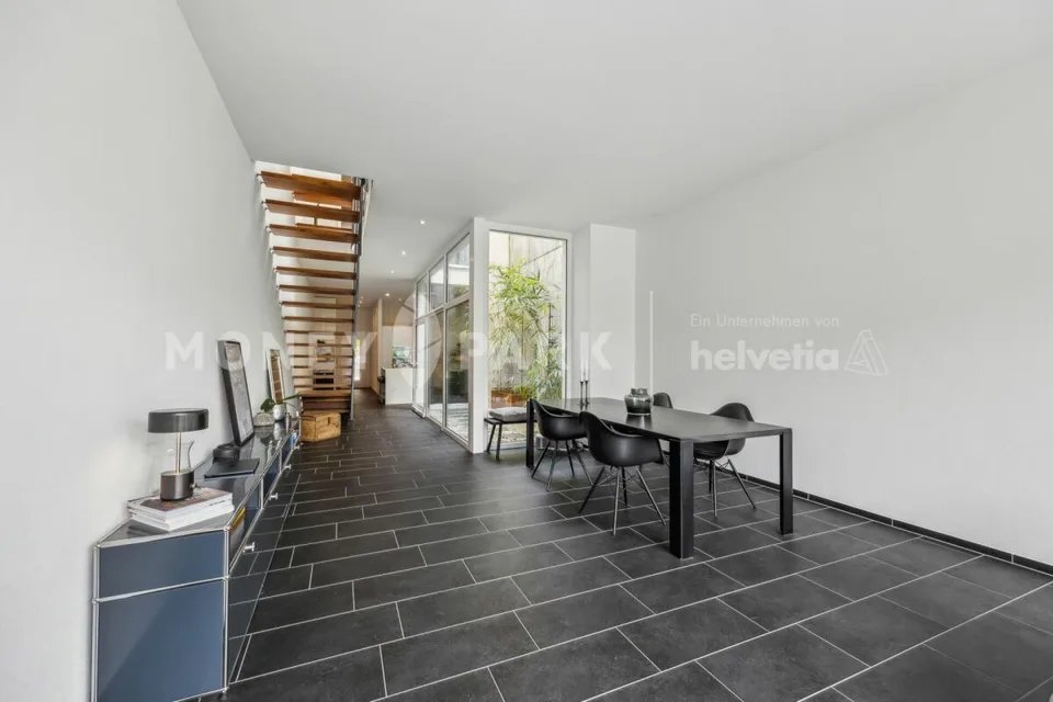 Modernes Reihenhaus mit Atrium, Terrasse und Garten