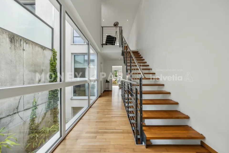 Modernes Reihenhaus mit Atrium, Terrasse und Garten