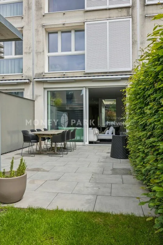 Casa a schiera moderna con atrio, terrazza e giardino – foto 9 di 11