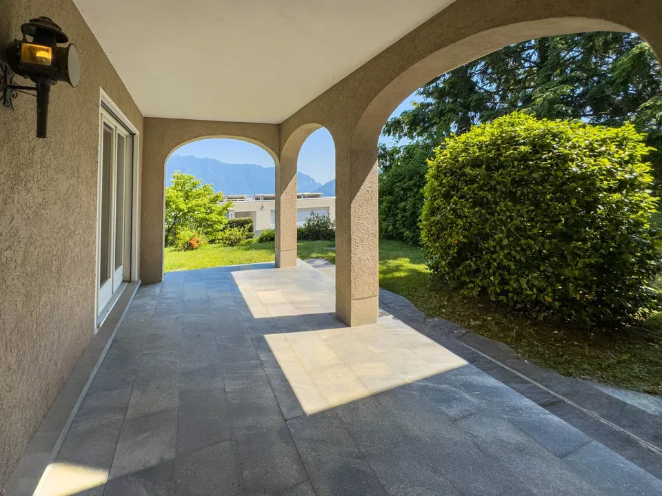 Villa con giardino e vista aperta sul golfo di Lugano a Carona