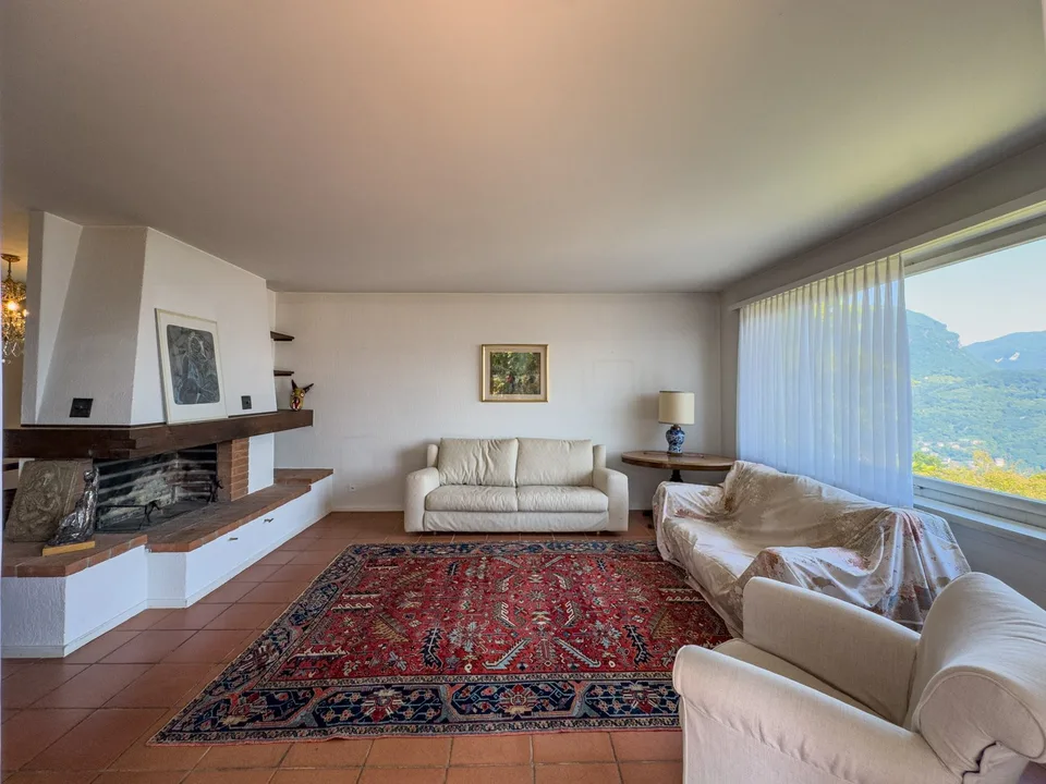 Villa con giardino e vista aperta sul golfo di Lugano a Carona