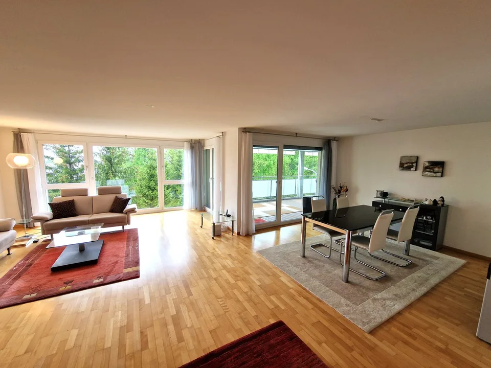 Attraktive 4.5-Zimmer-Wohnung mit Balkon und privatem Hobby-/Waschraum