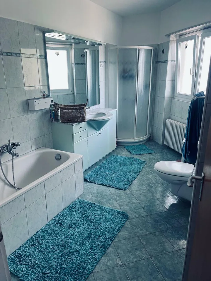 Appartement de 5,5 pièces au premier étage dans une maison bifamiliale à vendre