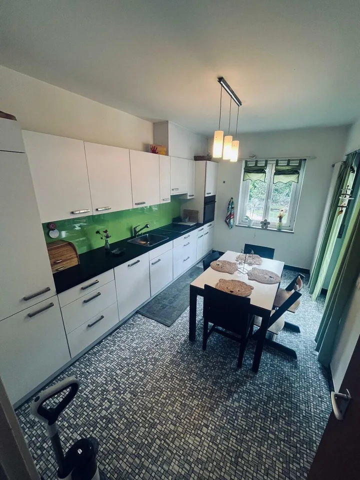 Vendesi appartamento di 5.5 locali al primo piano in casa bifamiliare