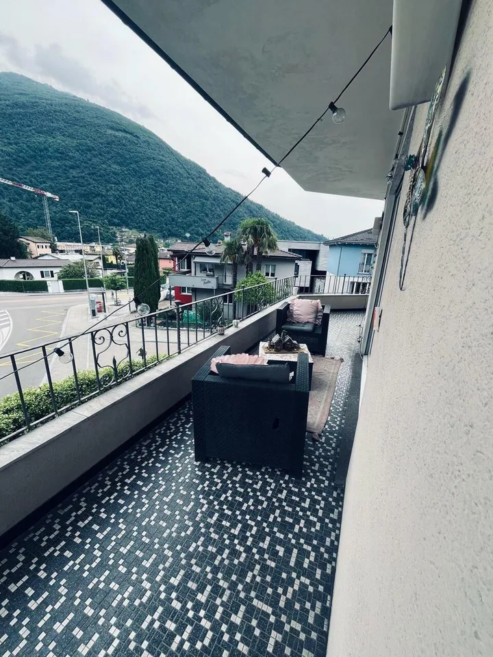 Appartement de 5,5 pièces au premier étage dans une maison bifamiliale à vendre