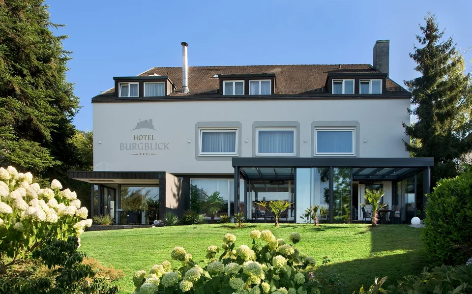 Schönes Hotelanwesen m. 18 Zimmern u. 2 zusätzlichen Wohnungen an Top Lage von Badenweiler