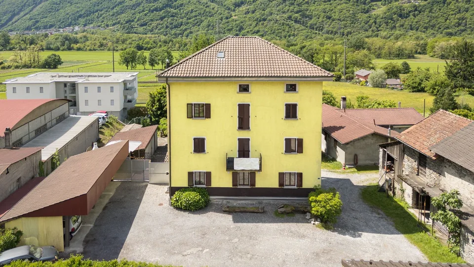 Condominio con 5 appartamenti e bella vista a Claro