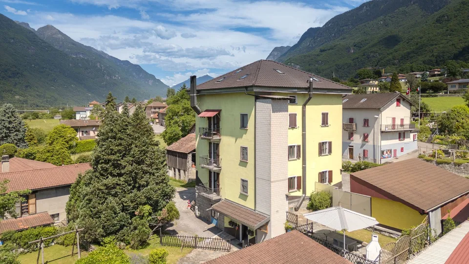 Condominio con 5 appartamenti e bella vista a Claro