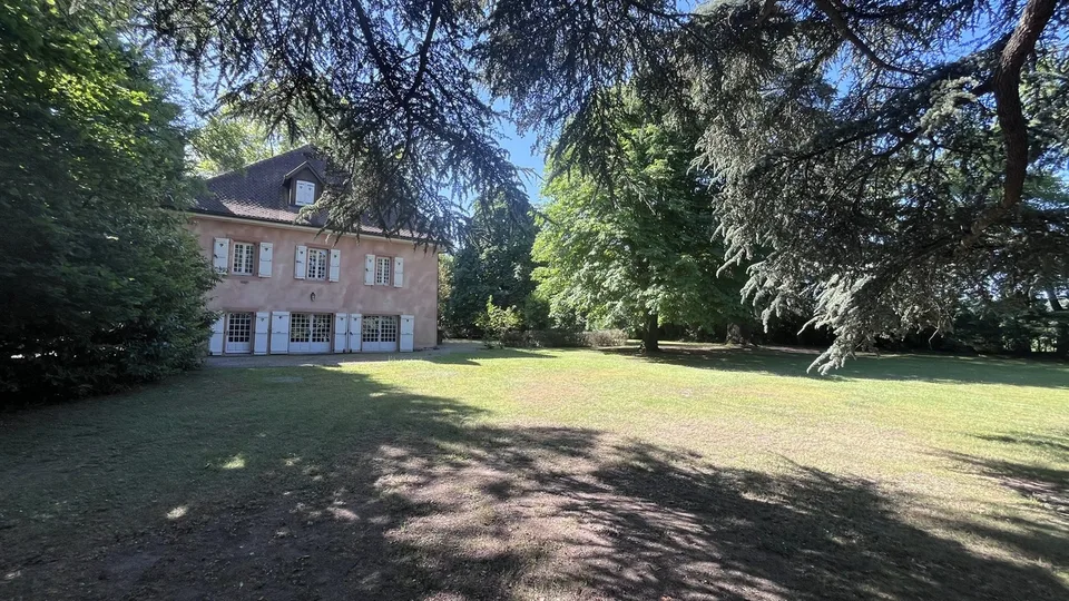 Bâtisse du XIXe siècle dans un parc arboré aux portes de Genève