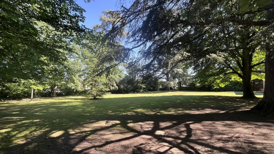 Bâtisse du XIXe siècle dans un parc arboré aux portes de Genève