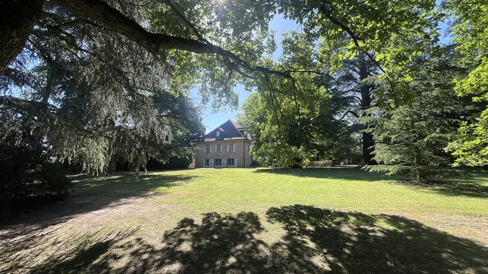Bâtisse du XIXe siècle dans un parc arboré aux portes de Genève