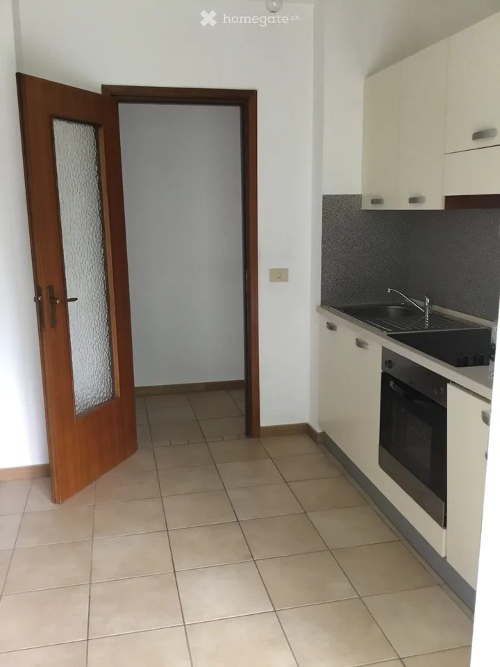 Vendo 3.5 Locale 50 mt centro Paradiso con Piscina