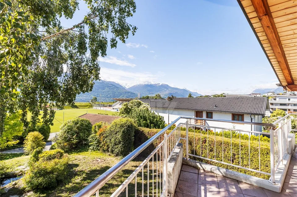 Splendid family villa with garden – photo 9 of 13