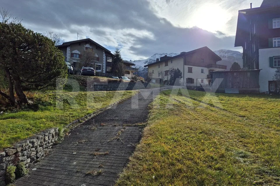 Casa multifamiliare con terreno circostante