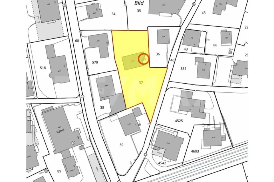 Casa multifamiliare con terreno circostante