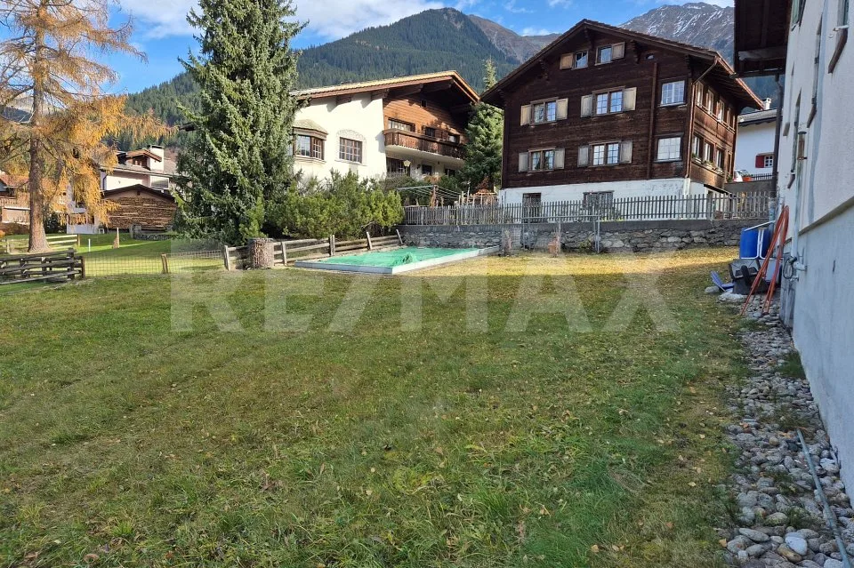 Casa multifamiliare con terreno circostante